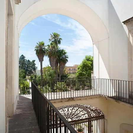 Palazzo Francesco Grassi 2* Aradeo